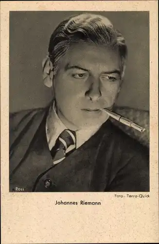 Ak Schauspieler Johannes Riemann, Portrait mit Zigarette