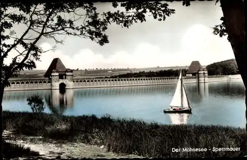 Ak Möhnesee in Westfalen, Möhnetalsperre, Sperrmauer, Segelboot