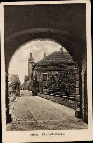 Ak Torgau an der Elbe, Blick durchs Schlosstor