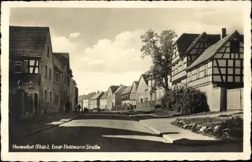 Ak Hermsdorf in Thüringen, Ernst-Thälmann-Straße, Fachwerkhäuser