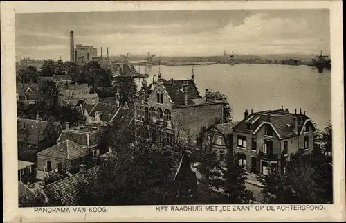 Ak Koog aan de Zaan Nordholland Niederlande, Panorama, Het Raadhuis met de Zaan op de achtergrond