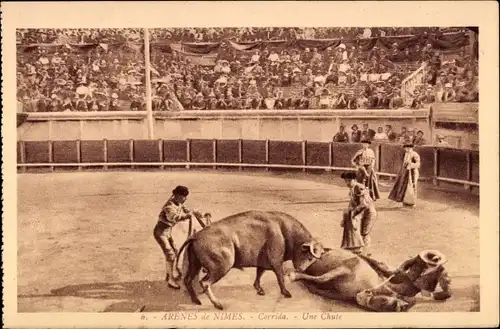 Ak Nîmes Gard, Arena de Nimes, Corrida, ein Fall