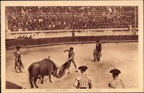 Ak Nîmes Gard, Arena de Nimes, Corrida, einer von Escabello