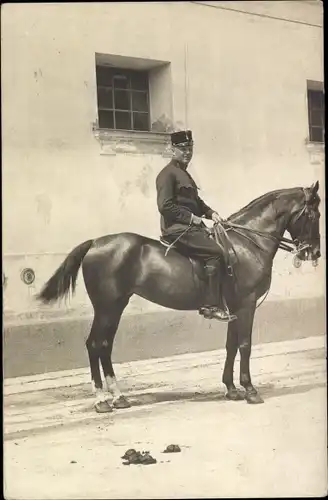 Foto Ak Schauspieler in Wien 1916, Portrait in Uniform auf einem Pferd, Autogramm