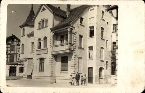 Ak Dresden Altstadt, Familienportrait am Geschäftshaus