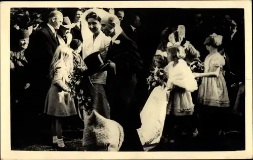 Foto Ak Adel Niederlande, Prinzessinnen Beatrix und Irene als Brautjungfern 1946