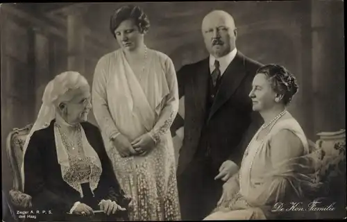 Ak Niederländische königliche Familie, Emma zu Waldeck Pyrmont, Wilhelmina, Hendrik, Juliana