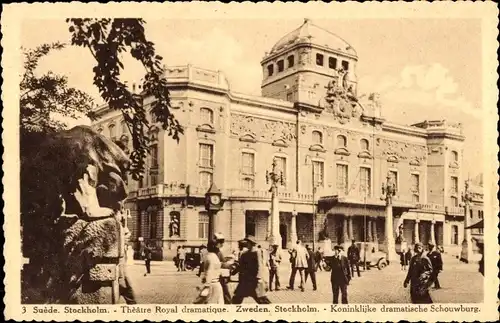 Ak Stockholm Schweden, Königliches Theater, Passanten