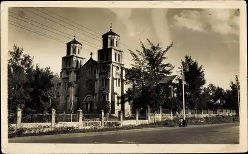 Foto Ak Mombasa Kenia, Kirche, Straßenpartie