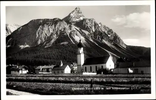 Ak Ehrwald Tirol, Ort mit Sonnenspitze, Kirche