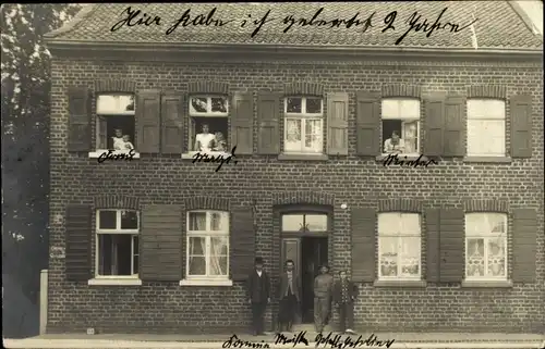 Foto Ak Viersen in Nordrhein Westfalen, Partie an einem Wohnhaus, Anwohner