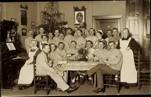 Foto Ak Hannover, Lazarett, Gruppenbild, verwundete Soldaten, Krankenschwestern