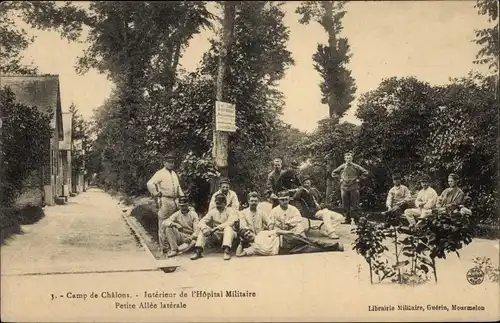 Ak Camp de Chalons Camp de Mourmelon Marne, Innenraum des Militärkrankenhauses, kleine Seitengasse