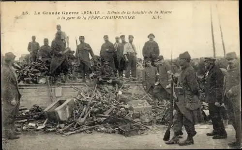 Ak Fère Champenoise Marne, Trümmer am Bahnhof, französische Soldaten