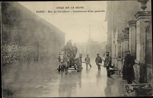 Ak Paris XIII., Überschwemmung der Seine, Rue du Chevaleret, Bau einer Fußgängerbrücke
