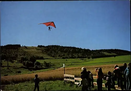 Ak Willingen im Upland Waldeck Hessen, Drachenflieger, Zuschauer