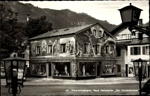 Ak Oberammergau in Oberbayern, Haus Heinzeller, Der Holzschnitzer