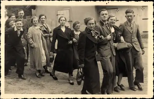 Foto Lößnitz Radebeul Sachsen, Betriebsausflug zum Lößnitzgrund, Einzug in die Meierei