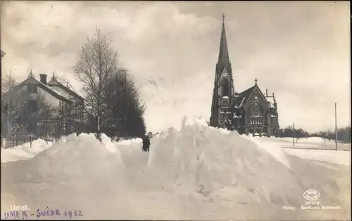 Ak Umea Schweden, Kirche im Winter, angehäufter Schnee