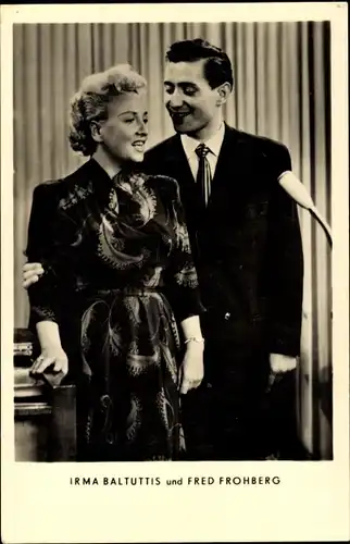 Ak Sänger Fred Frohberg und Irma Baltuttis, Mikrofon