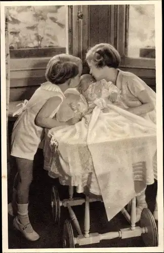 Ak Prinzessin Josephine-Charlotte von Belgien, Prinz Baudouin, Prinz Albert im Stubenwagen