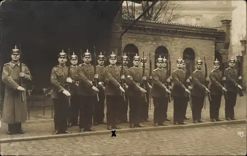 Foto Ak Deutsche Soldaten in Uniformen, Gruppenbild, Gewehr, Pickelhaube, 1914