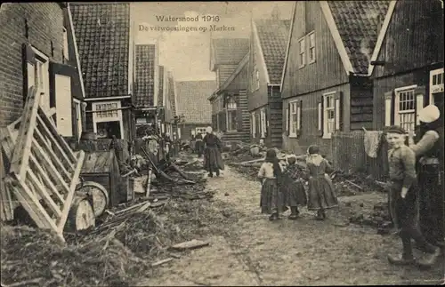 Ak Marken Nordholland Niederlande, Überschwemmungsschäden, 1916, Anwohner
