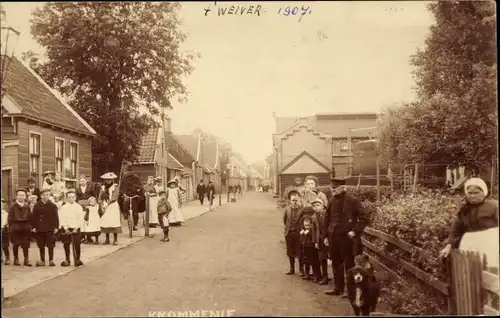 Foto Ak Krommenie Zaanstad Nordholland Niederlande, Anwohner auf der Dorfstraße