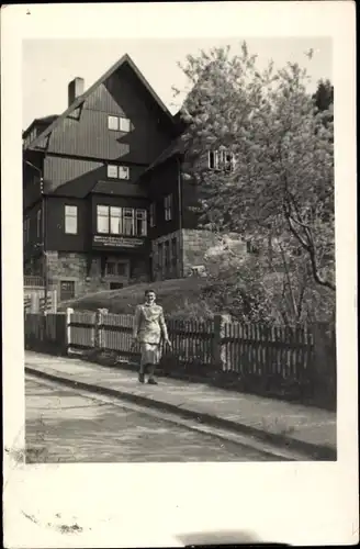 Foto Rochlitz an der Mulde Sachsen, Frau spaziert durch den Ort, Haus