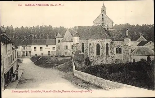 Ak Sablonnières Seine et Marne, Straßenpartie, Kirche