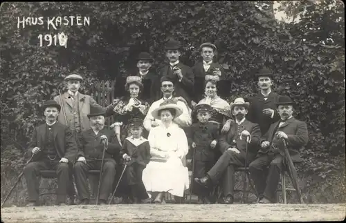 Foto Ak Bielefeld in Nordrhein Westfalen, Haus Kasten, Gruppenbild