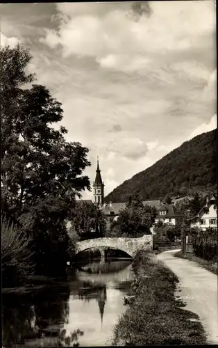 Ak Bad Urach in der Schwäbischen Alb, Ermsbrücke, Kirchturm