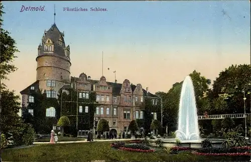 Ak Detmold in Nordrhein Westfalen, Fürstliches Schloss, Springbrunnen