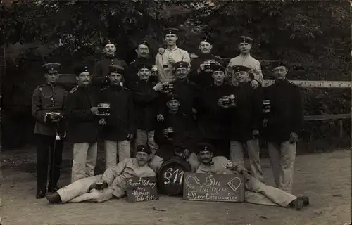 Foto Ak Minden in Westfalen, Deutsche Soldaten in Uniform, die lustigen Dortmunder, Bierkrüge