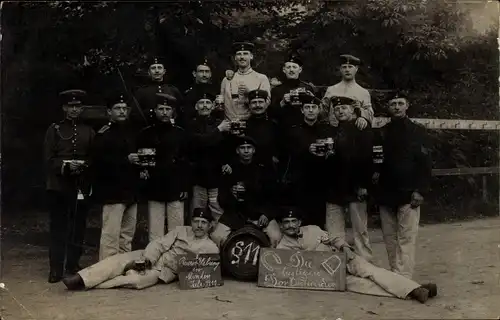 Foto Ak Minden in Westfalen, Deutsche Soldaten in Uniform, die lustigen Dortmunder, Bierkrüge