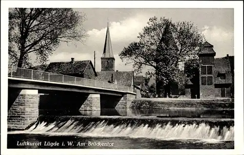 Ak Lügde im Weserbergland, Brückentor, Kirche, Wehr