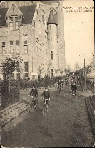 Ak Froyennes Tournai Wallonien Hennegau, Internat Passy Froyennes, Eine Gruppe von Radfahrern