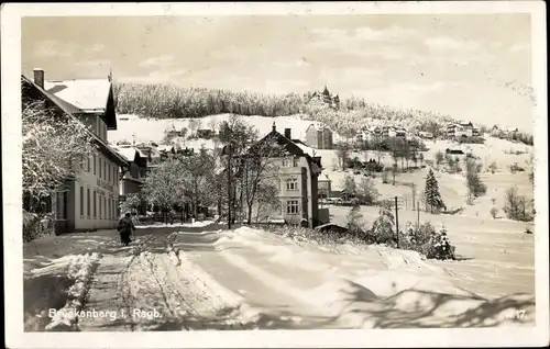 Ak Karpacz Górny Brückenberg Krummhübel Riesengebirge Schlesien, Straßenpartie, Winterszene