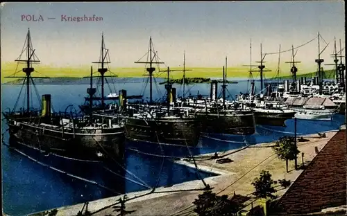 Ak Pola Pula Kroatien, Kriegshafen, Kriegsschiffe
