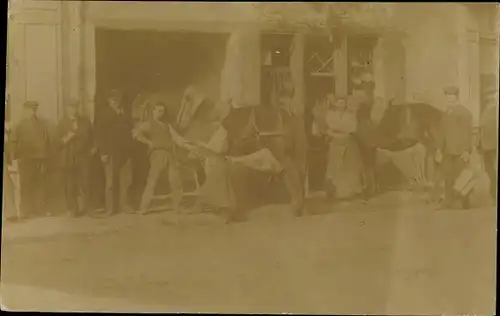 Ak Noyant Maine et Loire, Gruppenbild vor einem Gebäude, Hufschmiede