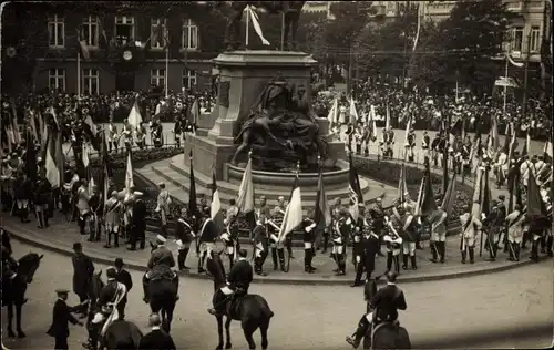 Studentika Foto Ak Unterkochen Aalen in Württemberg ?, Studenten mit Fahnen an einem Denkmal