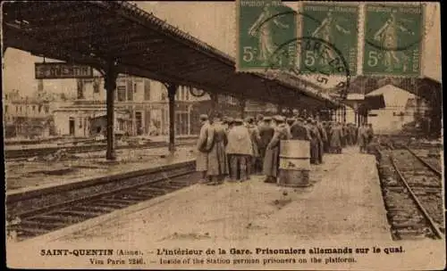 Postkarte Saint-Quentin Aisne, Im Bahnhof, deutsche Gefangene am Kai