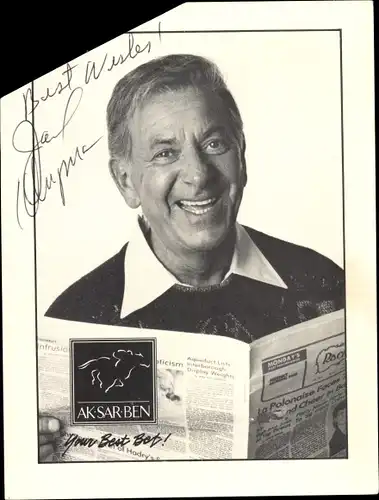 Ak Schauspieler Jack Klugman als Quincy, Portrait mit Zeitung, Autogramm