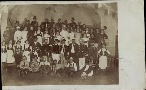 Foto Ak Waldkirchen Lengenfeld im Vogtland, kostümierte Festgesellschaft, Gruppenbild