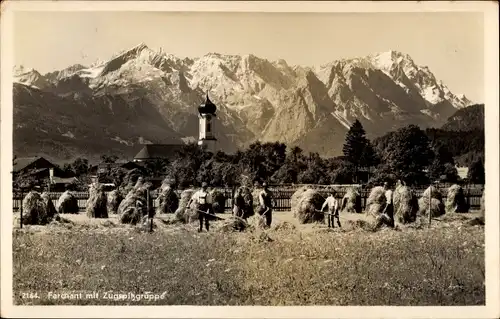 Ak Farchant Oberbayern, Zugspitzgruppe, Heu, Bauer