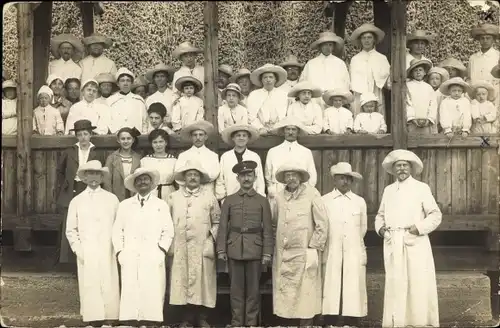 Foto Ak Bad Salzungen in Thüringen, Gruppenfoto, Gradierwerk