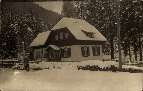 Foto Ak Oberhof im Thüringer Wald, Wohnhaus, Winterszene