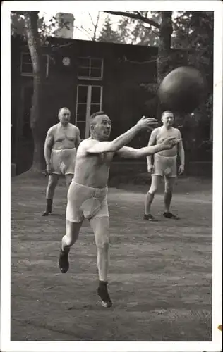 Foto Ak Dresden Weißer Hirsch, Sportübungen, Dresden-Bad, Medizinball