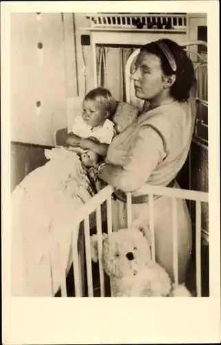 Foto Ak Juliana der Niederlande mit Tochter, Teddy, Puppe, 1940