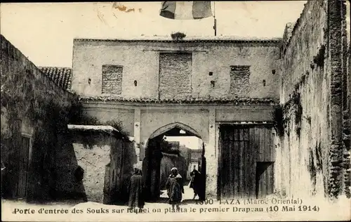 Ak Taza Marokko, Eingangstor zu den Souks, an dem die erste Flagge gehisst wurde, 10. Mai 1914